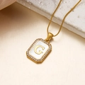 Goldene Halskette mit rechteckigem Muschel-Anhänger und Buchstabe G mit Kristallen - Buchstabe G