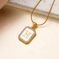 Goldene Muschelkette mit rechteckigem Buchstaben-H-Anhänger und Zirkonia-Steinen - Buchstabe H