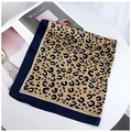 Vista de detalle de un pañuelo cuadrado de seda con estampado de leopardo en revista - 70cmx70cm / Leopardo Canela y Negro Borde Marino (Estilo 8)