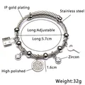 Primer plano detallado del brazalete ajustable de acero inoxidable con colgantes de candado y llave - Color Acero
