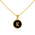 Collar minimalista de acero inoxidable chapado en oro 18K con colgante letra K de esmalte negro - Oro K