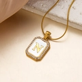 Halskette mit Buchstabe N Anhänger, Kristallbesatz und eleganter goldener Schlangenkette - Buchstabe N