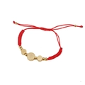 Gros plan du bracelet Saint Benoît en cordon rouge avec médaille religieuse dorée gravée - Prêtre - Corde Rouge