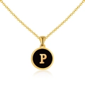 Collar de acero inoxidable chapado en oro de 18K con colgante redondo de esmalte negro y letra P - Oro P