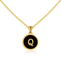 Collar minimalista de acero inoxidable bañado en oro de 18K con colgante redondo negro letra Q - Oro Q