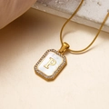 Goldene Halskette mit Buchstaben P, Perlmutt-Anhänger und funkelnden Zirkonia-Steinen - Buchstabe P