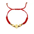 Detalle de pulsera de cuerda trenzada roja con colgantes religiosos dorados y cordón ajustable - Medalla de Santo - Cuerda Roja