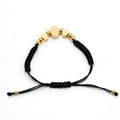 Detalle de pulsera trenzada negra con medallas religiosas de acero inoxidable y oro de 18K - Medalla de Santo - Cuerda Negra