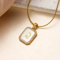 Goldene Halskette mit Q-Anhänger, Muschel-Inlay und funkelnden Strass-Steinen besetzt - Buchstabe Q