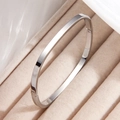 Brazalete cuadrado de plata pulida de acero inoxidable en una caja de terciopelo beige - Brazalete Minimalista Color Acero (sztx247)