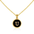Collar bañado en oro de 18K con un colgante redondo de esmalte negro y la letra U - Oro U