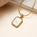 Goldene Schlangenkette mit Muscheleinlage Buchstabe U Anhänger und funkelnden Strasssteinen - Buchstabe U