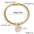 Detail van de 18K vergulde roestvrijstalen armband met magneetsluiting en kruisvormige hanger - Slangenbot Patroon Stijl / Goud