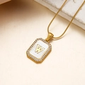 Goldene Halskette mit W-Anhänger aus Muschel, Zirkonia-Rand und feiner Schlangenkette - Buchstabe W