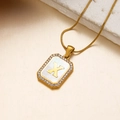 Goldene Alphabet-Halskette mit Muschel-Inlay und Strasssteinen mit Buchstabe X - Buchstabe X