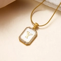 Goldene quadratische Kette mit Muscheleinlage und Kristallbuchstabe Y an Schlangenkette - Buchstabe Y