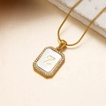Goldene Halskette mit rechteckigem Muschel-Anhänger mit Buchstabe Z und kleinen Kristallen - Buchstabe Z