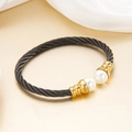 Bracciale a cavo nero con dettagli in oro 18k e perle bianche su sfondo di seta - 013 Oro Nero