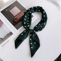 Retro dunkelgrüner Seidenschal mit Punkten für Damen auf weißem minimalistischem Tisch - Grün Gepunktet
