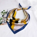 Vista dettagliata del foulard quadrato in raso a blocchi di colore su sfondo in tessuto bianco - Linea tricolore Blu
