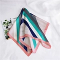 Dettaglio di un foulard quadrato in raso con blocchi di colore e bordo rosa cipria - Linea tricolore Rosa