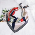 Dettaglio del foulard di seta a motivi geometrici rosso e blu con morbido drappeggio - Linea tricolore Grigio