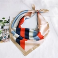 Dettaglio di un foulard quadrato in seta con ampi blocchi di colore blu e arancione - Linea tricolore Cachi