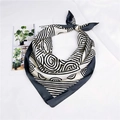 Nahaufnahme eines schwarz-weiß gestreiften Seidenschals mit Glanz auf weißem Hintergrund - Quadratischer Stil / Grau Geometrischer Stil