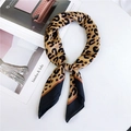 Sciarpa di seta leopardata con bordo nero annodata a cerchio su sfondo bianco - 70x70cm / Leopardo Giallo con Bordo Nero