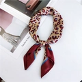Foulard di seta a macchie leopardate in rosso vintage, oro e blu acceso per donna elegante - 70x70cm / Leopardo Giallo con Bordo Rosso