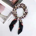 Elegante foulard in raso con stampa leopardata rossa e nera e un nodo raffinato - 70x70cm / Leopardo Beige con Bordo Nero