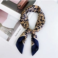 Foulard quadrato in seta con stampa leopardata e bordi blu scuro su rivista di moda - 70x70cm / Leopardo Giallo con Bordo Blu Notte