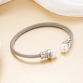 Elegante bracciale a polsino in rete d'argento con doppie perle bianche e design aperto - 043 Color Acciaio