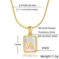 Détail d'un pendentif carré en or 18 carats avec lettre A sur nacre blanche - Lettre A / Or