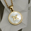 Collana Gemelli in acciaio inossidabile placcato oro 18K con ciondolo in madreperla - Conchiglia Bianca Tonda Gemelli