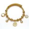 18K vergulde roestvrijstalen kabelarmband met kruis- en kristallen hangers - Staaldraad Stijl / Goud