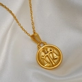 Détail du collier avec pendentif zodiaque Balance en or sur tissu en soie blanche - Balance