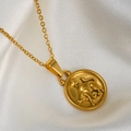Collier signe Taureau plaqué or 18 carats avec pendentif relief sur fond de soie - Taureau