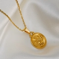 Collier médaille signe Scorpion plaqué or 18 carats sur un fond en soie douce - Scorpion