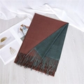 Écharpe épaisse bicolore rouge rouille et vert foncé avec franges sur fond bois - Marron Vert