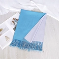 Écharpe épaisse bicolore en bleu ciel et gris clair avec franges pour femme - Bleu Ciel Rose