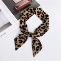 Foulard en satin de soie à motif léopard noué en ruban sur un fond blanc épuré - Léopard Jaune