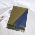 Écharpe réversible bicolore vert olive et bleu denim avec des franges - Bleu-vert