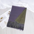 Écharpe bicolore violet foncé et vert armée avec des franges sur fond bois - Violet Vert