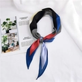 Elegante foulard in seta a righe multicolore con motivi geometrici blu, rosso e nero - Patchwork Rosso Blu