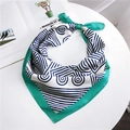 70cm Satin-Seidentuch mit blauem geometrischen Muster und grünem Rand Design - Quadratischer Stil / Grün Geometrischer Stil