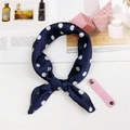 Sciarpa di seta a pois blu scuro con fibbia in pelle rosa su superficie moderna - Blu Navy a Pois