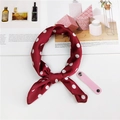 Dettaglio foulard in seta bordeaux a pois con accessorio fibbia in pelle rosa chic - Rosso a Pois