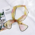 Sciarpa in organza gialla con fiori rosa e un elegante bordo nero rifinito a mano - Giallo a 7 Fiori