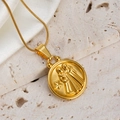 Collier en acier inoxydable 18K doré avec un pendentif rond à relief Gémeaux - Gémeaux